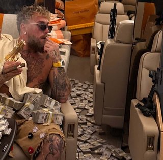 Сломанная челюсть и пачки долларов: блогер Джейк Пол показал свой гонорар после боя с Энтони Джошуа