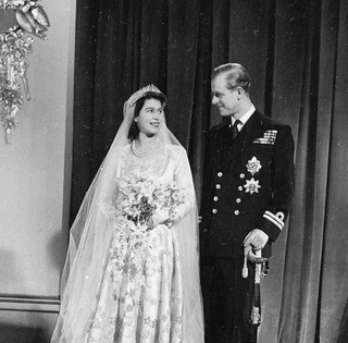 74 года назад Елизавета II стала королевой. Как она встретила Филиппа — любовь всей жизни (фото)