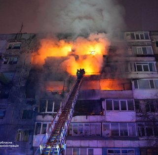 Квартиры выгорели дотла: РФ под утро ударила "Шахедом" по многоэтажке Запорожья (фото, видео)