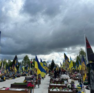 Росіяни вдарили дроном по траурній процесії в Сумах: що відомо