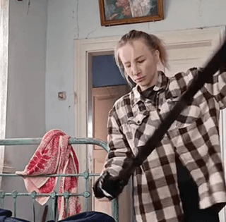 Украинка ушла от мужа и теперь живет, поднимая из пепла заброшенный дом в селе