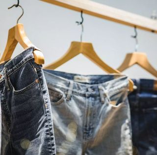 Не виходять з моди: дизайнер показав трендові джинси цієї зими (фото)