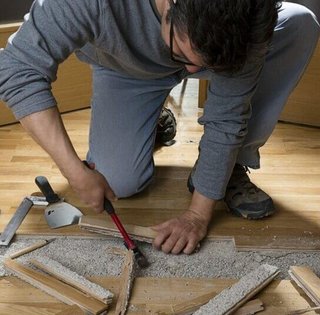 Под домом нашли "реку": мужчина вскрыл пол и увидел воду под бетоном (фото)