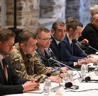 В Абу-Даби стартовали трехсторонние мирные переговоры: первые подробности