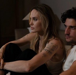 "Кутюр" з Анджеліною Джолі: розповідь про людей у тіні подіумів на Паризькому тижні моди