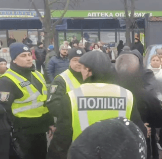 "Просто зараз зносять ринок": на Борщагівці штовханина з поліцією, у КМДА відреагували