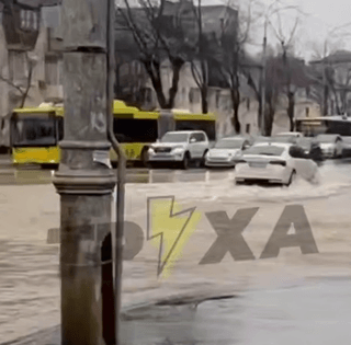 В Киеве затопило целую улицу: машины "плывут" по дороге (видео)