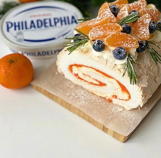 Вкус Нового года: нежнейший меренговый рулет с крем-сыром и мандаринами (видео)