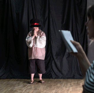 Другой театр. Как Саша Стешенко становится собой, превращаясь в кого угодно