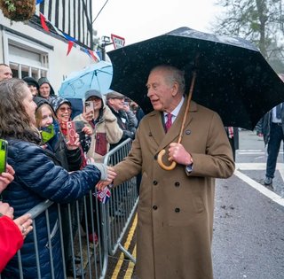 У Британії протестувальник крикнув королю Чарльзу запитання про експринца Ендрю: його затримала поліція (фото)