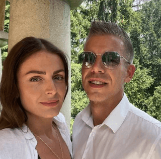 Прем'єр під ударом: Петера Мадяра таємно зняли у спальні з іншою жінкою (фото)