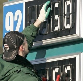 Рост цен на топливо в Украине: нардеп объяснил, почему государство не будет вмешиваться (видео)