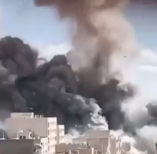 Тегеран попал под новые удары США и Израиля: мешанина столбов огня и дыма (видео)