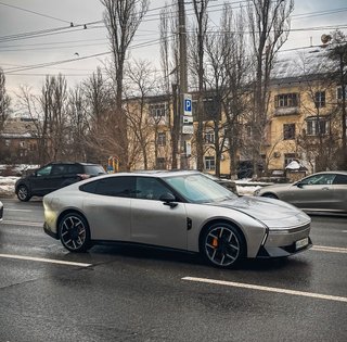 Запас ходу 820 км і двері як у Lamborghini: у Києві помітили футуристичний електрокар (фото)