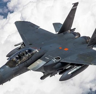 2,5 Маха за 4 секунды: почему "старый" F-15E выигрывает гонку у новейших истребителей F-35