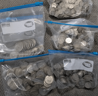 Вигідний ремонт: на жінку зі стелі впав скарб вартістю $10 тисяч (фото)