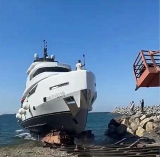 "Проблемы богатых": роскошная яхта затонула через секунды после спуска на воду (видео)