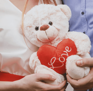 Привітання з Днем святого Валентина своїми словами: найкращі листівки та картинки