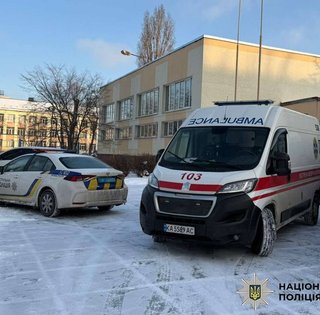 Подросток напал с ножом на учительницу и одноклассника в Киеве: первые подробности