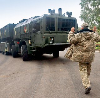 "Сапсан" против "Искандера": зачем ВСУ баллистика, бьющая на меньшее расстояние, чем дроны (видео)