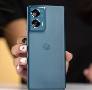 Компания подарила сотрудникам смартфоны, которые их разозлили: в чем дело (фото)