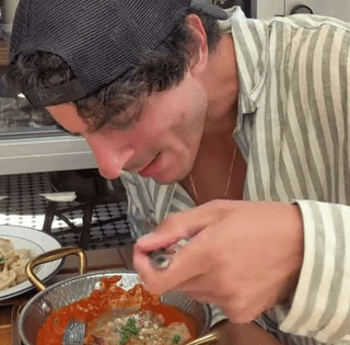 Борщ, голубці, сирники: іноземець розірвав мережу реакцією на українську кухню