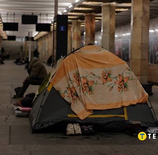 "Метро — не отель": в Киеве разгорелся скандал из-за палаток в укрытиях во время обстрелов (фото)