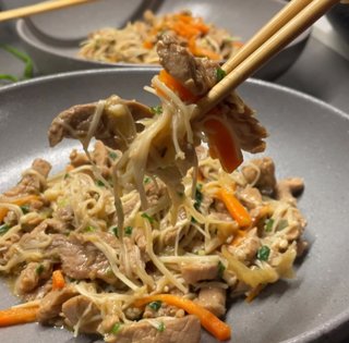 Екзотика на вашому столі: рецепт свинини з грибами енокі