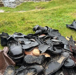 Загадка обуви на пляже Уэльса: на побережье нашли сотни пар 19 века (фото)