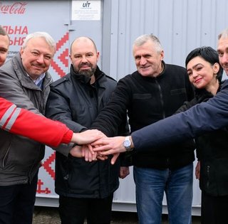 Кока-Кола та Український Червоний Хрест продовжують посилювати енергетичну стійкість громад: за три роки передано 110 мобільних котелень