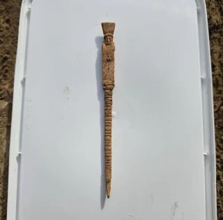 Сороміцьку прикрасу вирізали навмисно: археологи знайшли артефакт з незвичайним символом родючості (фото)