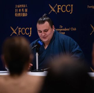 Украинский сумоист отказался от комментариев о войне: стремится к гражданству Японии
