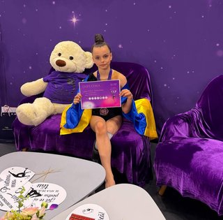 10-летняя украинская гимнастка, потерявшая ногу из-за атаки РФ, победила на соревнованиях в Румынии (фото, видео)