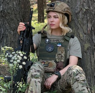 "Справжній нарцисизм": у мережі захейтили ексрадницю Залужного та волонтерку за фото у формі ЗСУ