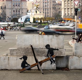 Формула британця. Яке послання українцям зашифрував Бенксі у графіті в Києві та Бородянці