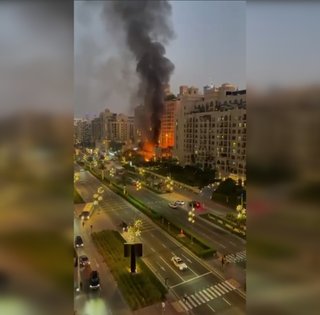 Іран масовано атакує ОАЕ: стався прильот біля відомого готелю, є жертва та поранені (відео)