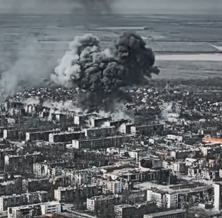 Россияне сбросили трехтонную бомбу на Константиновку: от ФАБ-3000 "колыхнуло весь город" (видео)