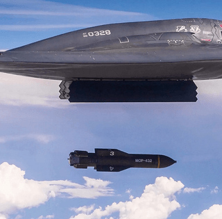 Спутник показал удары бомб GBU-57/B по объекту Taleghan-2 Ирана: три отверстия "под линейку" (фото)