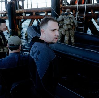 Буданов стрибнув у море з вишки "Крим-1" під час атаки дронів РФ: з'явилося відео