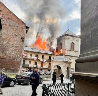 Атака на Львов: горит историческая церковь святого Андрея в центре города (видео)