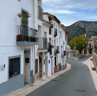 Переселенка купила триповерховий будинок в Іспанії за 13 тисяч євро (фото)