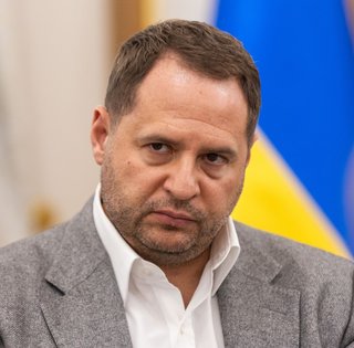 Відпустили з відділку вночі: поліція "поспілкувалася" з військовим, який кинув яйце в Єрмака, — ЗМІ