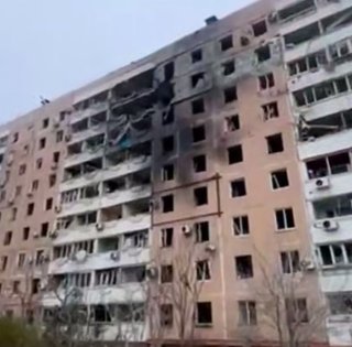 В Запорожье КАБ попал в многоэтажку: атака продолжается (видео)