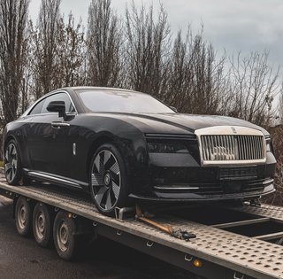 В Ровно заметили роскошный электрокар Rolls-Royce стоимостью более $500 000 (фото)