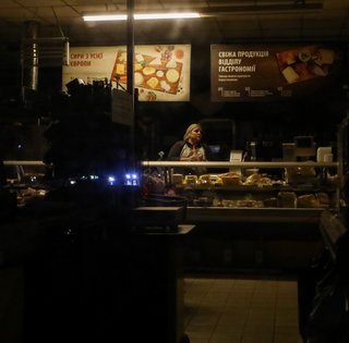 Киев на генераторах: рискует ли столица потерять бизнес из-за блэкаутов