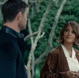 Холли Берри и Крис Хемсворт идут на ограбление в Лос-Анджелесе: каким вышел триллер в стиле 90-х