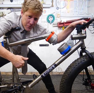 Бывший сантехник создал велосипед на магнитах: что получилось (видео)