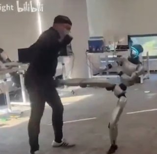Восстание машин, которое мы заслужили: робот ударил инженера в пах и "посмеялся" над ним (видео)