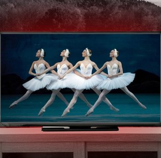 "Лебединое озеро" вместо новостей: все, что известно про телевизионный код распада империи