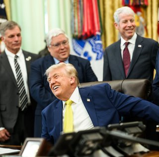 Перенес инсульт на камеру: специалист проанализировал поведение Трампа на брифинге